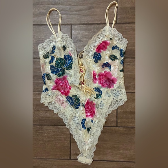 Vintage Victoria's Secret Gold Label
Floral Lace Teddy Bodysuit - Picture 1 of 6